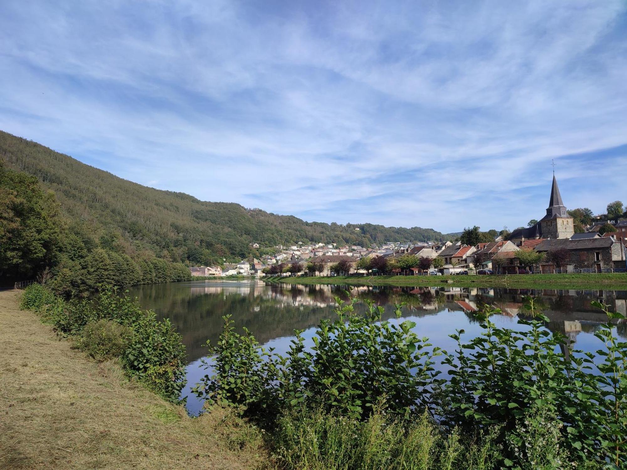 Entre Meuse Et Foret Revin  Exterior photo