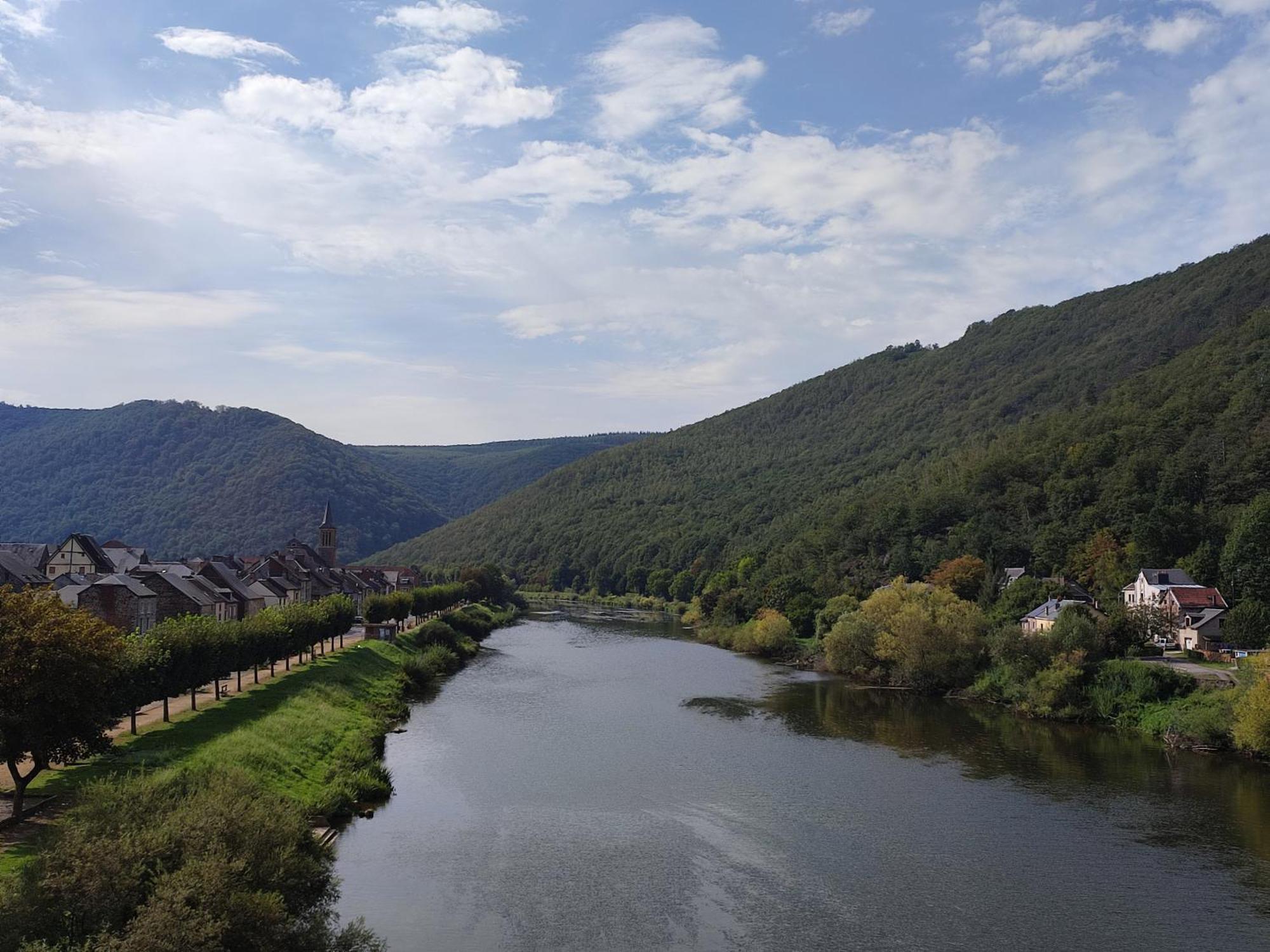 Entre Meuse Et Foret Revin  Exterior photo