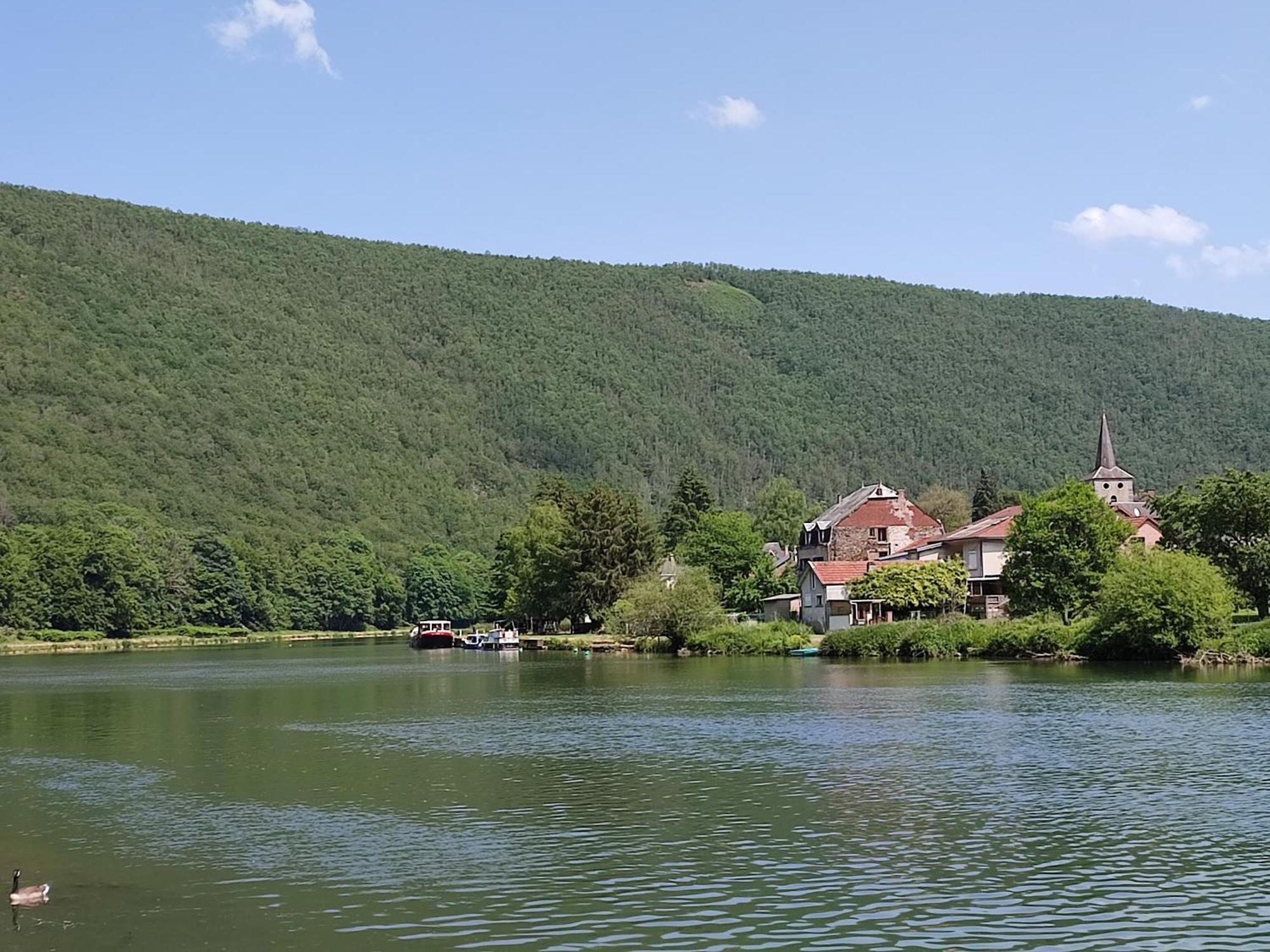 Entre Meuse Et Foret Revin  Exterior photo